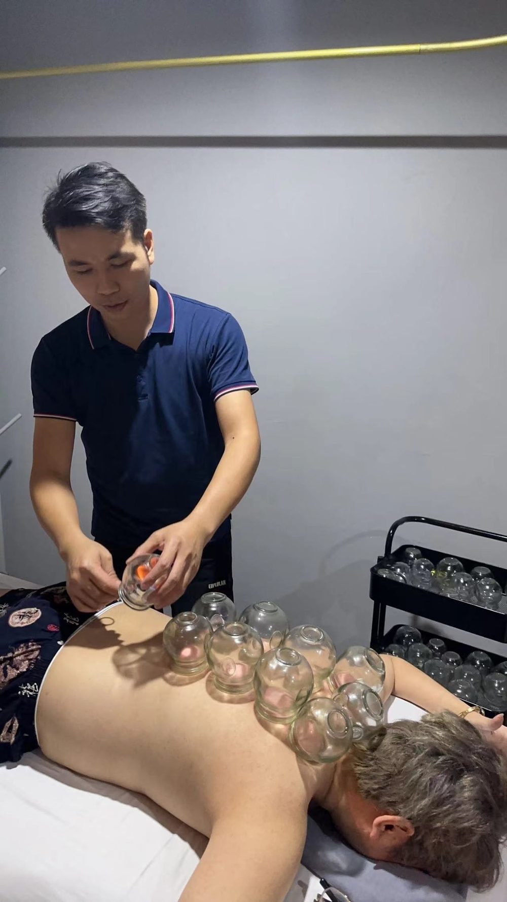 Actual cupping session at Kang Ning Xuan